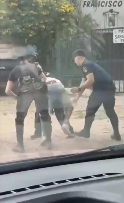 Joven forcejeó con tres policías para evitar que le pongan las esposas