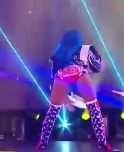 Sasha Banks twerking entrance
