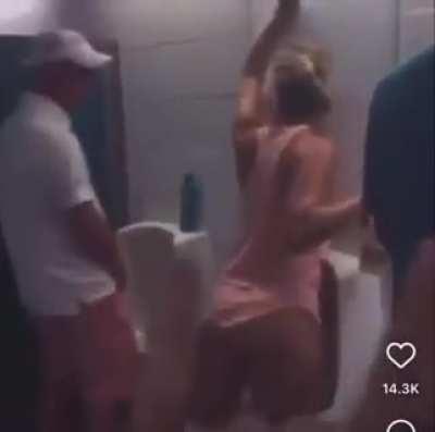 [Discussion] Classy girl in men's bathroom