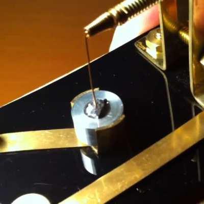 Кошачий ус — хрустальная часть кристаллического радиоприемника. Кристалл галенита (свинцовая руда) является полупроводником, и когда кусок металла соприкасается с ним («кошачий ус»), образуется примитивный диод с p-n переходом.