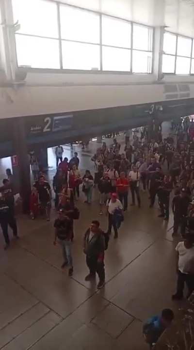 Destrozos y disturbios en estación Once ante la interrupción del servicio por descarrilamiento en Liniers.