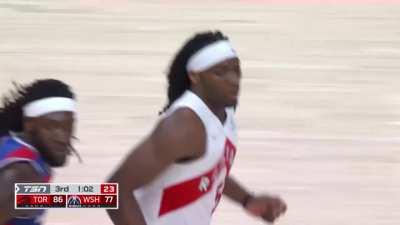 [Highlight] Precious blows by Montrezl for the slam