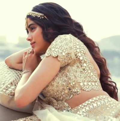 Janhvi Kapoor is a pure goddess🤤🤤. The new generation whore is seducing us in every possible way😍😍. The cleavage in the end is a treat for many fappers💦💦.