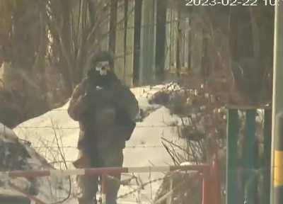 Ukrainian soldier taunts Belarusian soldiers at the border