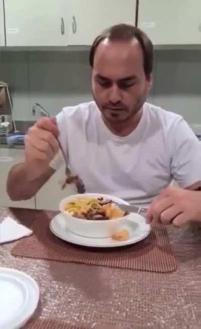 O pai pagava R$1000 em uma quentinha pro filho fazer isso?!