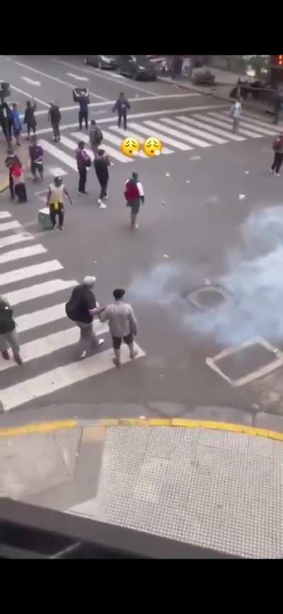 Marcha de Jubilados: protestante quizo devolver una lacrimogeno y rebota contra un compañero