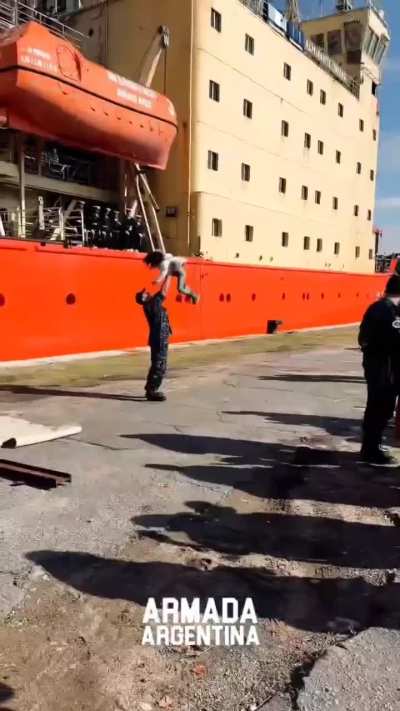 La dotación del rompehielos ARA 