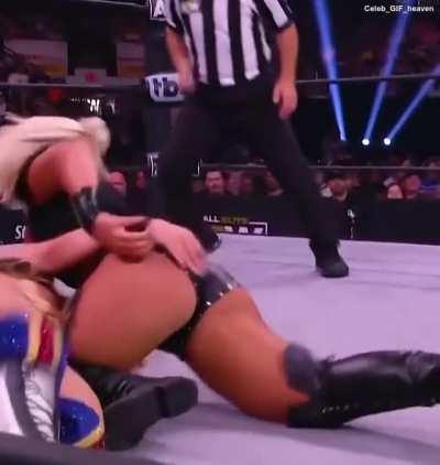 Toni Storm jigglin ass