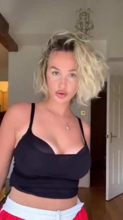 oh my god. so fucking sexy. she’s a dream 😍😍😍😍😍🤤🤤🤤🤤🤤