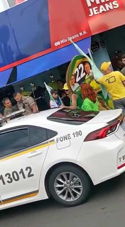 Bolsominion preso em novo hamburgo/RS por racismo após atacar professora negra manifestante do pt