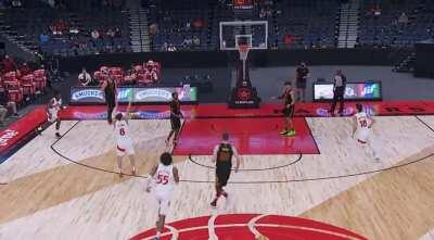 [Highlight] Kevin Love slaps the ball on the ground for the inbound, leading to a raptors three