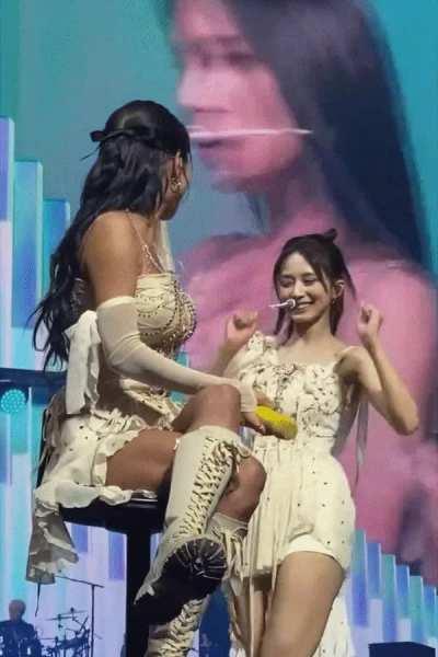 Jihyo and Tzuyu, just being adorable ...