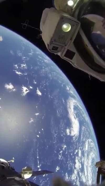 💫 Российский космонавт Олег Артемьев покорил интернет, опубликовав видео Земли, снятое из открытого космоса.