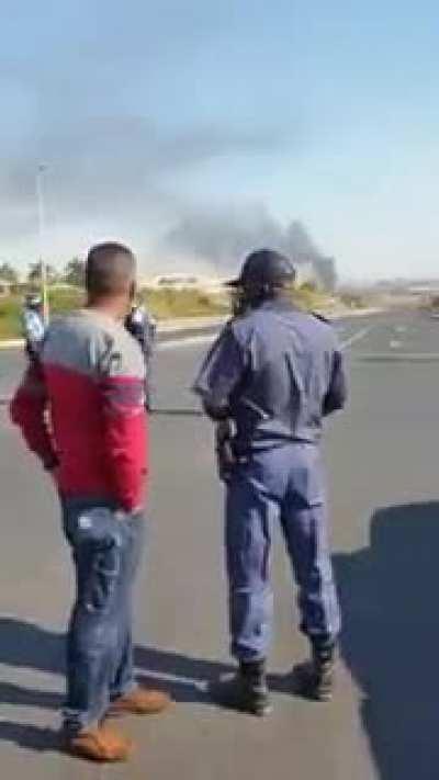 Port Shepstone People making a Stand Agaisnt Approaching Rioting Mob coming to burn their businesses
