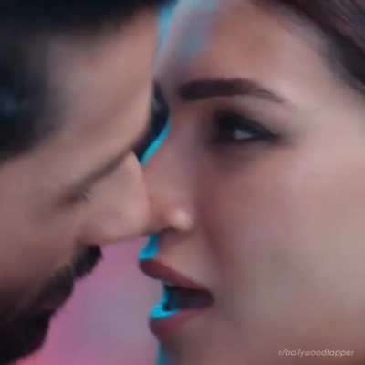 Sexy kriti😍 look how she is teasing with her juicy lips💋