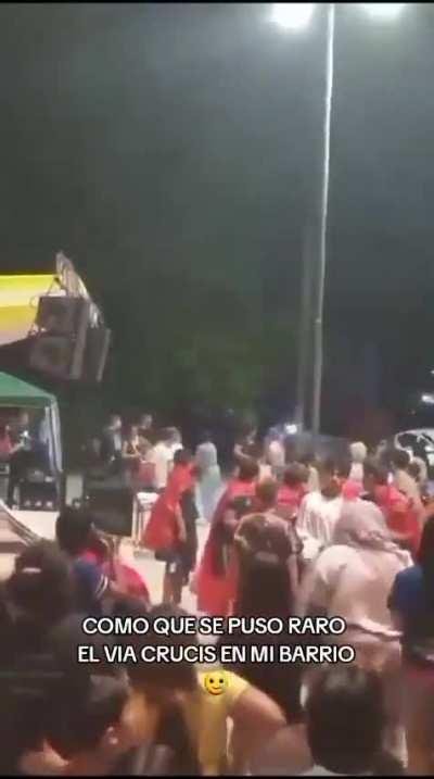 En rosario estaban celebrando el vía crucis y tuvieron que salir corriendo porque los narcos se agarraron a tiros con la policía