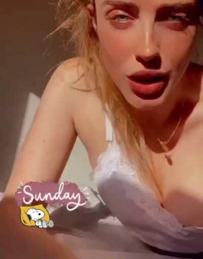 Cubriéndose un pecho