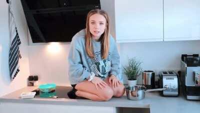 Julia in Hotpants ... Video: „WIR DÜRFEN 24H NICHT DEN BODEN BERÜHREN“