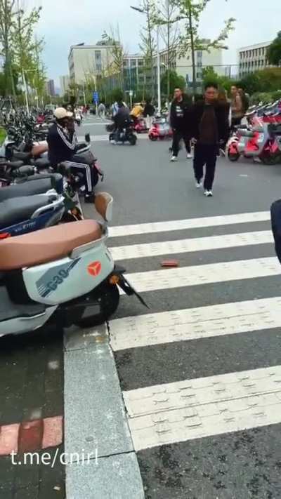 有外國網紅在中國街頭進行丟錢包測素質