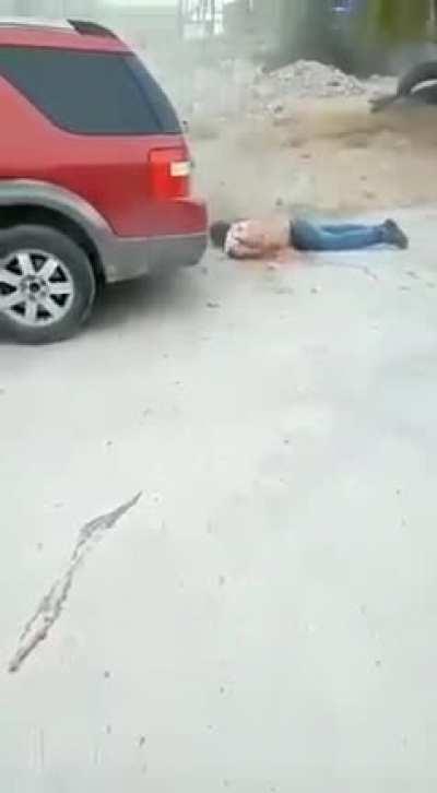 No Cartel name was said but sicarios kill a man. Sounds like he didn’t have money for la cota because he said “ I don’t have any money “ . Videos will be uploaded on my new telegram.