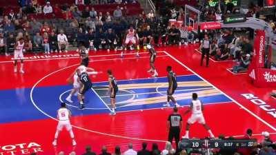 [Highlight] Sengun goes behind the back and ends his drive with a two-handed dunk!