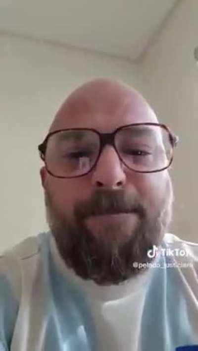 Todos nos identificamos con el pelado este?