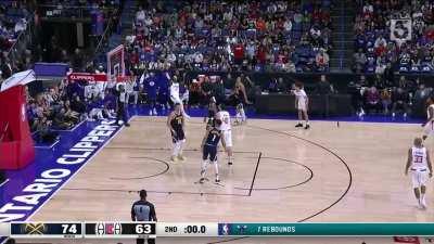 [Highlight] Jason Preston follows his own miss and finds Terance Mann, who drains the three-point buzzer beater at the half!