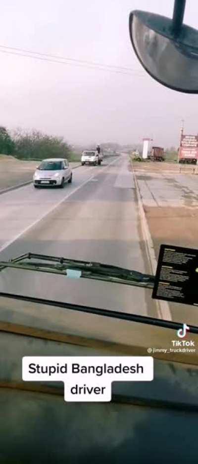 Truck driving instructor goes ballistic over his student driving dangerously