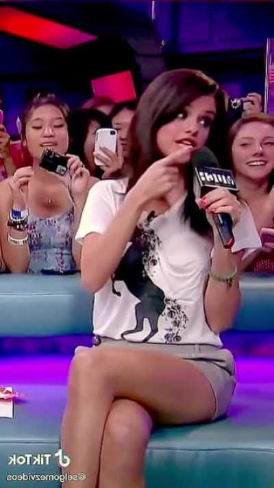 Holy cow those thighs! And her mic spells the word cum..
