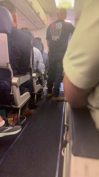 Douche canoe crashes out on a flight attendant that has no control over the delay