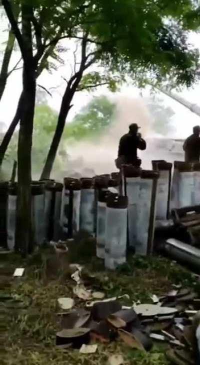 Ukrainian 2S7 Pion in action striking Russkies in the east