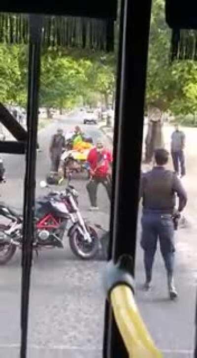 Un policía baleó en el pecho a un hombre que intentó atacarlo con un machete.