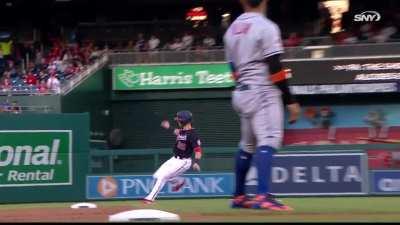 [Highlight] Lane Thomas pulls a TOOTBLAN and lets the Mets turn a double play.