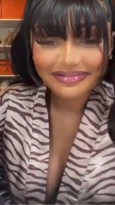 She be flashing on purpose🤤