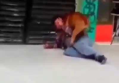 Que alguien le ayude 😭👌