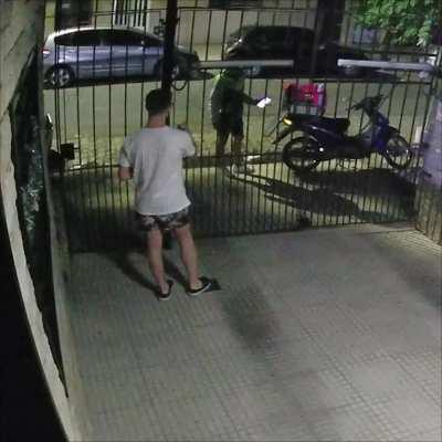 Me acaba de pasar pidiendo Burger King por pedidos ya jsjsjs, una vergüenza, pobre tipo.