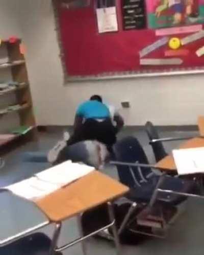 Blue shirt got him in a chokehold 😳😳