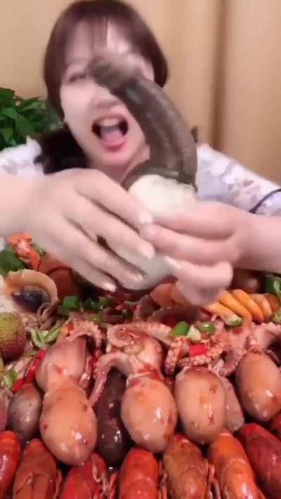 What the fuck she just eat