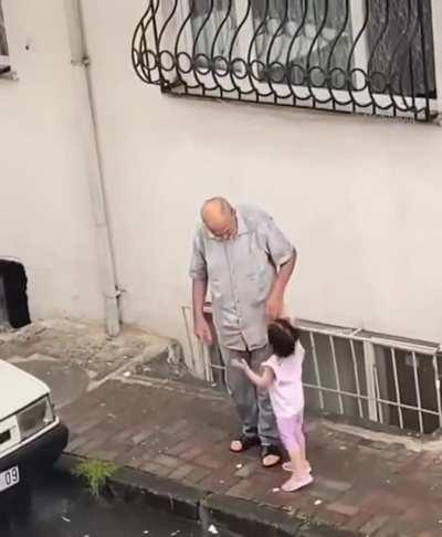 I wish the grandparents stayed forever.🙏💔