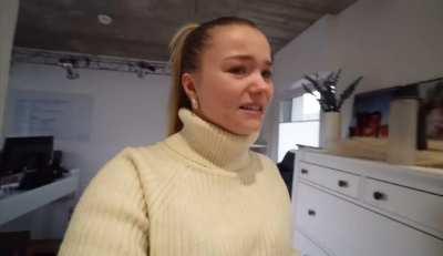 Eventuell weil du im letzten Vlog „zu viel“ gezeigt hast und das jetzt vermeiden willst. Quelle YouTube: „Wohnungsupdate + Geschenke einpacken..“