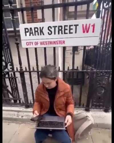 Bolsonaristas dizendo que os jornalistas da BBC não são bem vindos na Inglaterra. Você não leu errado...