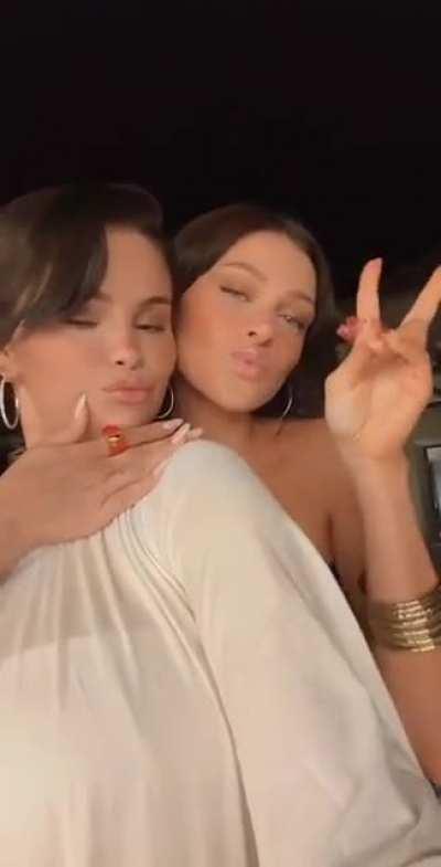 Fly kiss 💋 Selena Gomez 