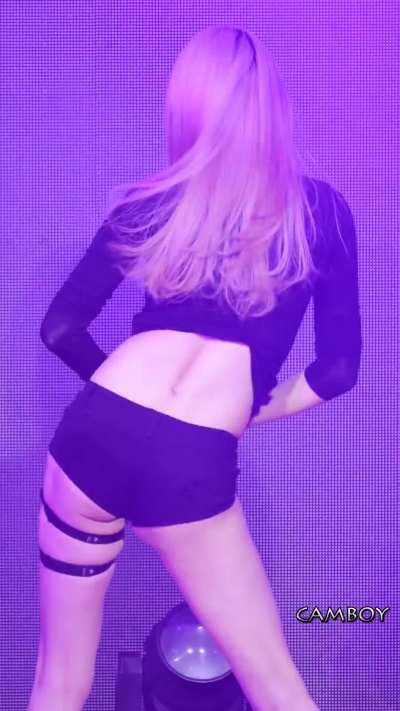 Girl Crush Tarry merely shows her puss