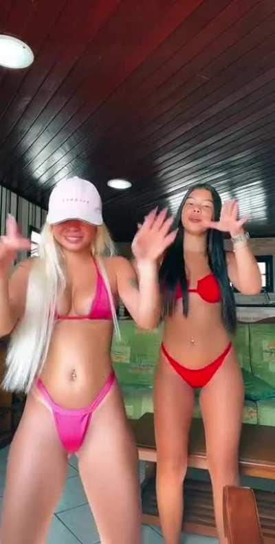 Thallita treyce e sua amiga balançando a raba 🥵