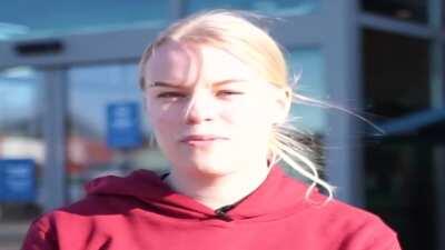 Der holdes fødselsdag i Netto (Anbefaling: Skru ned for dine lorte høretelefoner)