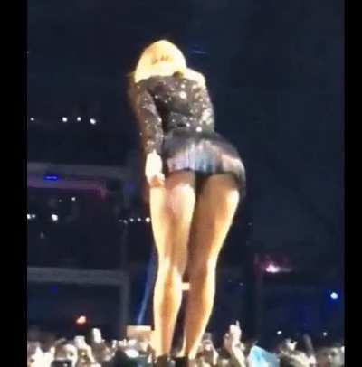 Thank you goddess for giving us the perfect view.