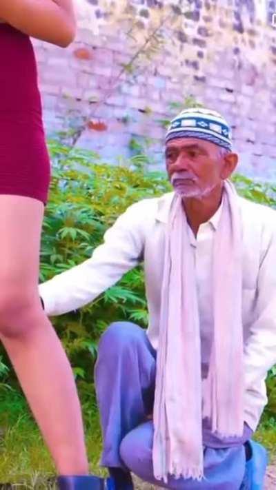 Yeh Buddha mere bich me bahut photo le Riya hai 