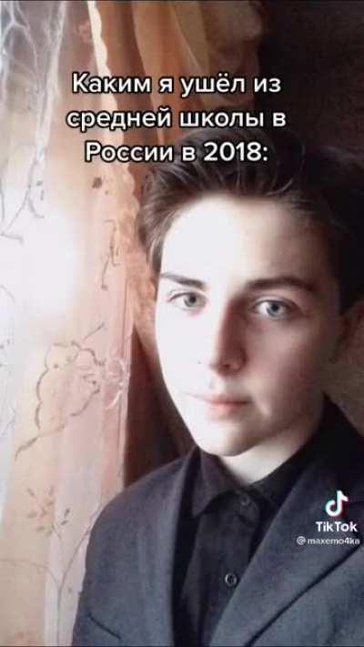 Стоят девчонки, юбки по колено....