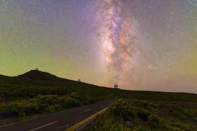 Milky way crossing the road | 45 sec exposure in Bortle class 2 sky