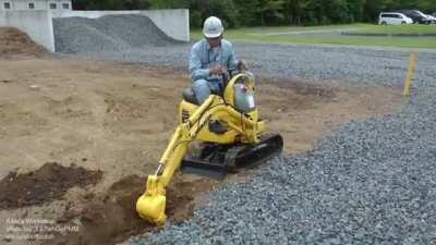 Micro shovel used to dig and level the ground at very narrow sites